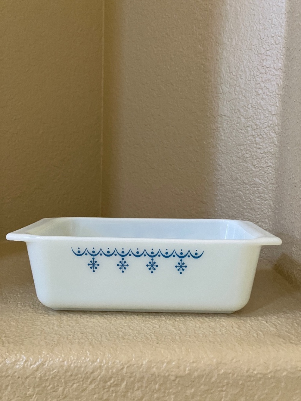 PYREX Vintage Loaf Bread Pan White Blue Snowflake No 913 -  8.5"x4.5"x2.5"